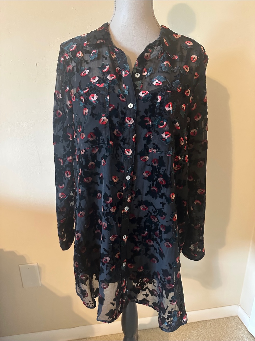 Intro woman 2x  2 piece Black Sheer Floral Button-Up Tunic